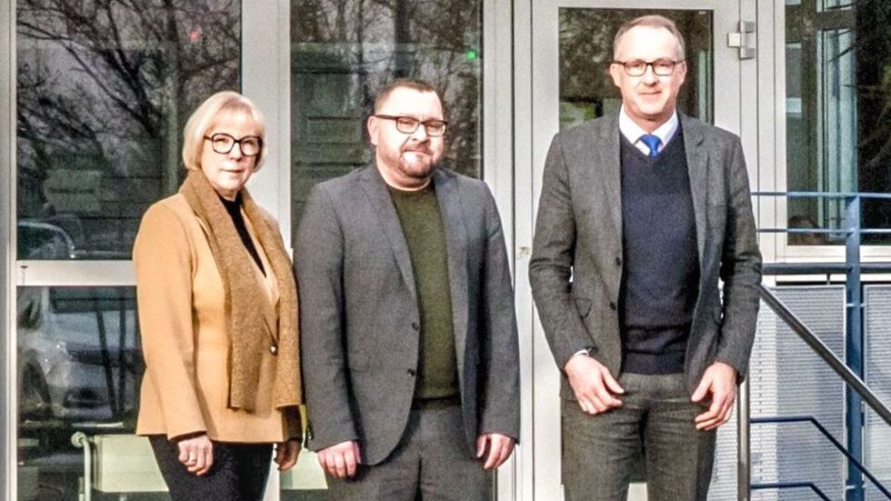 Sven Hendel (Mitte), Landkreisbeigeordnete Angelika Hölzel und Klinikverbundchef Christian Wagner Sven Hendel (Mitte), Landkreisbeigeordnete Angelika Hölzel und Klinikverbundchef Christian Wagner