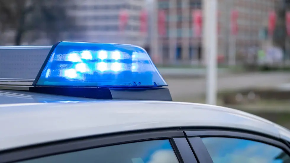 In Chemnitz ist ein 35-Jähriger auf dem Neumarkt von einer Gruppe Kinder und Jugendlicher bedroht und leicht verletzt worden. Die Polizei ermittelt wegen räuberischen Diebstahls. In Chemnitz ist ein 35-Jähriger auf dem Neumarkt von einer Gruppe Kinder und Jugendlicher bedroht und leicht verletzt worden. Die Polizei ermittelt wegen räuberischen Diebstahls.