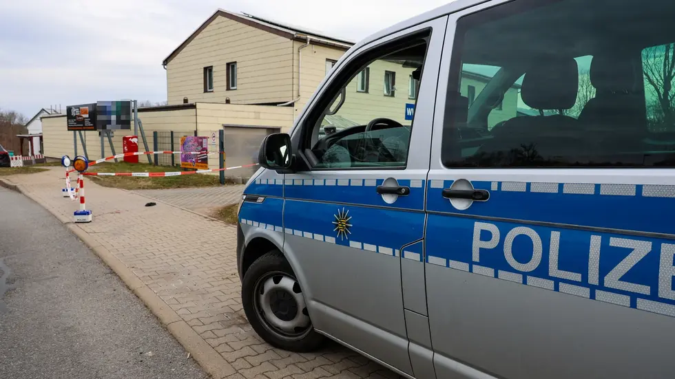 Der Tatort auf der Joseph-Haydn-Straße wurde mit Flatterband abgesperrt. Der Tatort auf der Joseph-Haydn-Straße wurde mit Flatterband abgesperrt.