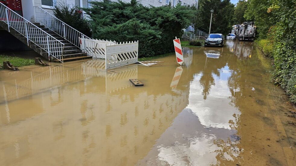 Nach einem Wasserrohrbruch steht alles unter Wasser.