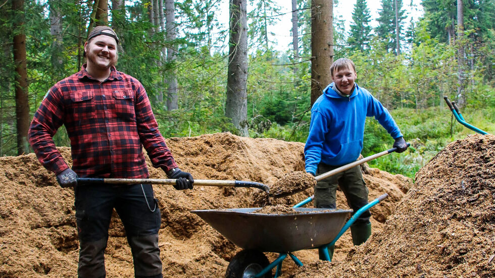 Die Forst-Azubis Benjamin Buhrig (li.) und Simon Mühmel befüllen eine Schubkarre mit
dem Sägespäne-Hackschnitzel-Gemisch. Die Forst-Azubis Benjamin Buhrig (li.) und Simon Mühmel befüllen eine Schubkarre mit
dem Sägespäne-Hackschnitzel-Gemisch.