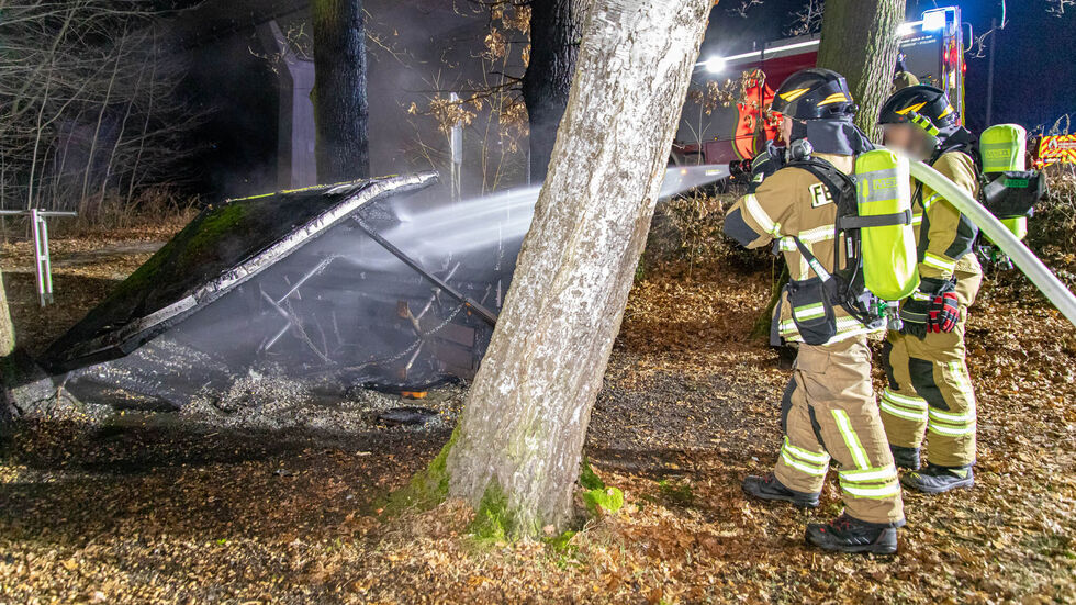 Die Kameraden beim Löscheinsatz. Die Kameraden beim Löscheinsatz.