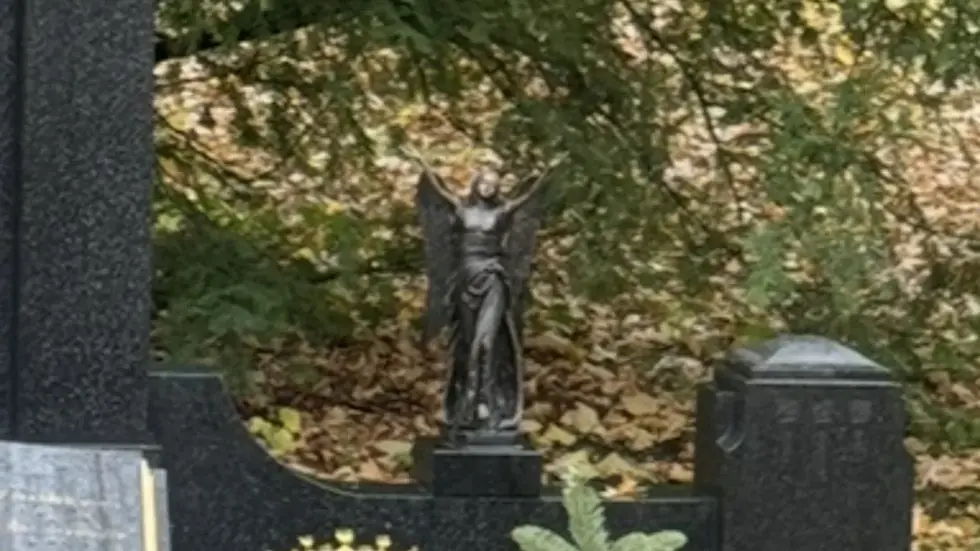 Auch diese Engelsstatue ist geklaut worden. Auch diese Engelsstatue ist geklaut worden.