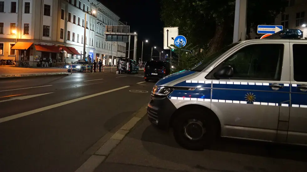 Die Polizei war mit einem Großaufgebot in der Eutritzscher Straße vor Ort. Die Polizei war mit einem Großaufgebot in der Eutritzscher Straße vor Ort.