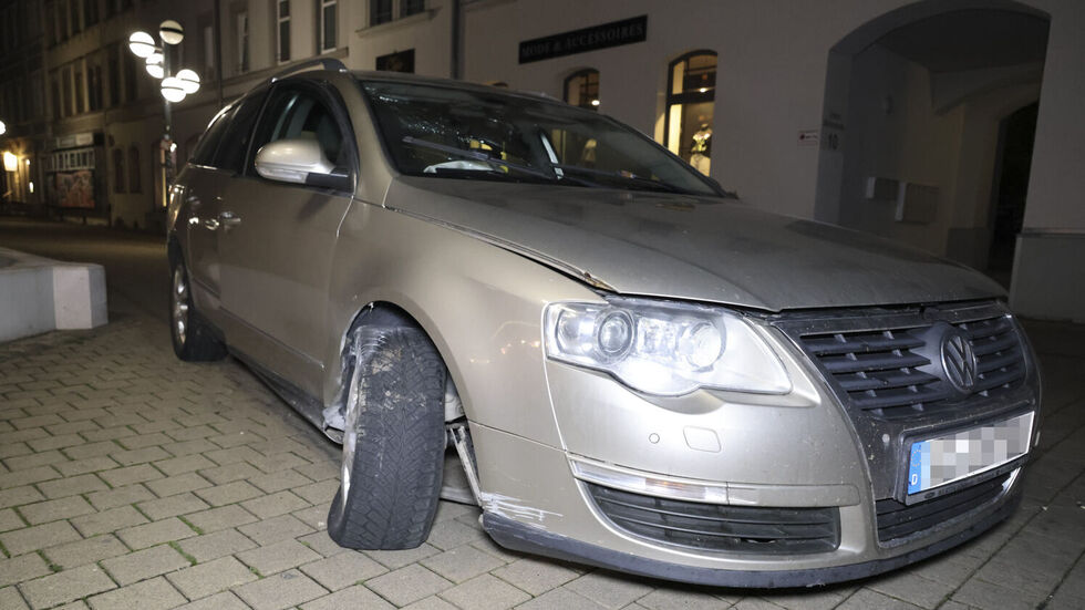 Der VW hat eine dicke Delle. Der Fahrer (14) war mit Papas Auto gegen eine Betoneinpflanzung gekracht.