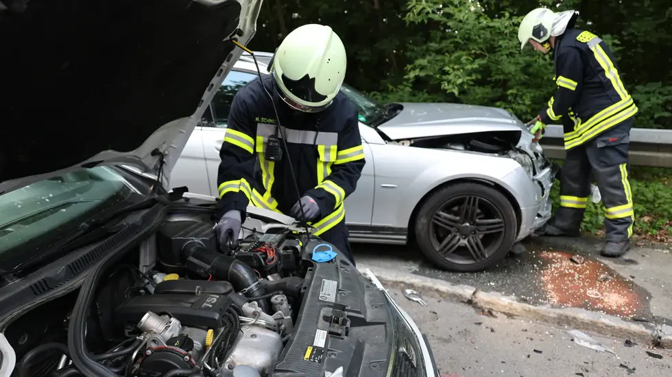 Feuerwehrleute an der Unfallstelle.