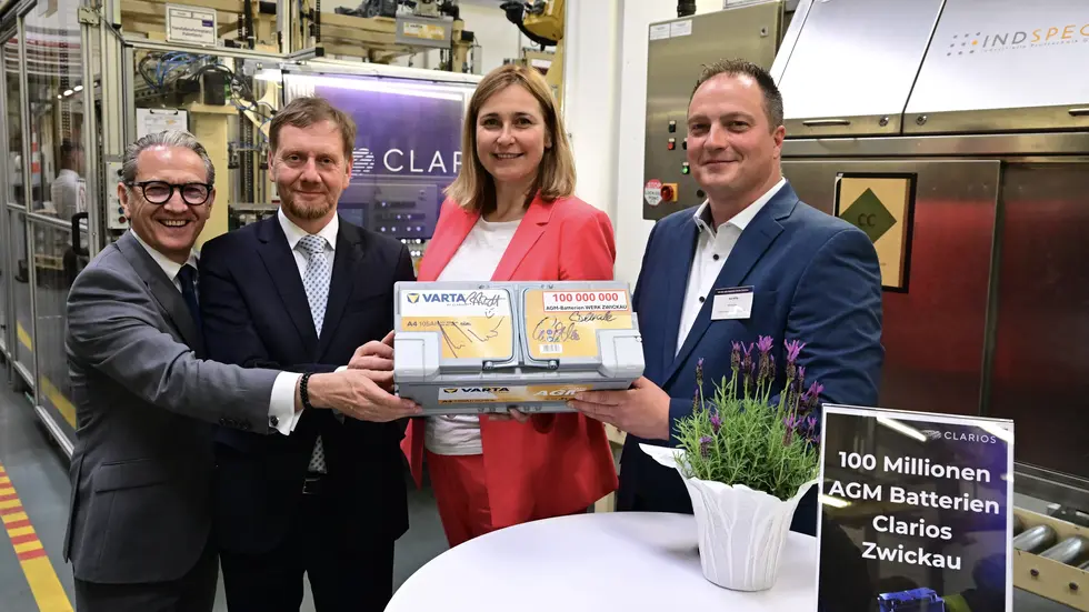 Werner Benade (Präsident von Clarios EMEA), Ministerpräsident Michael Kretschmer, Oberbürgermeisterin Constance Arndt und Werkleiter Kai Mille (v.l.n.r.) haben auf der 100-millionsten Batterie unterschrieben.