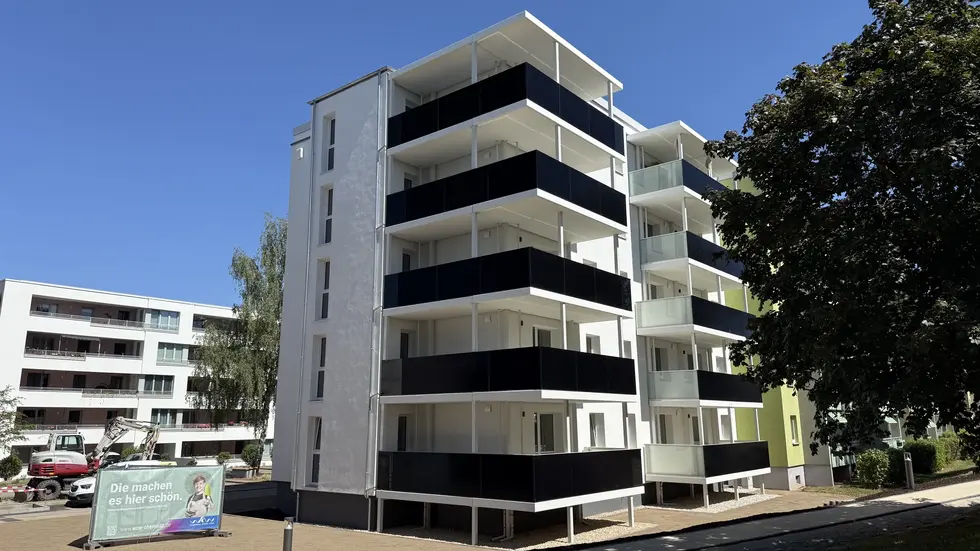 Aus DDR-Platte wurde „Haus Sonne“: Die WCW baut in Chemnitz zehn große Wohnungen mit Solarstrom, Infrarotheizung und Energie-Flatrate. Aus DDR-Platte wurde „Haus Sonne“: Die WCW baut in Chemnitz zehn große Wohnungen mit Solarstrom, Infrarotheizung und Energie-Flatrate.