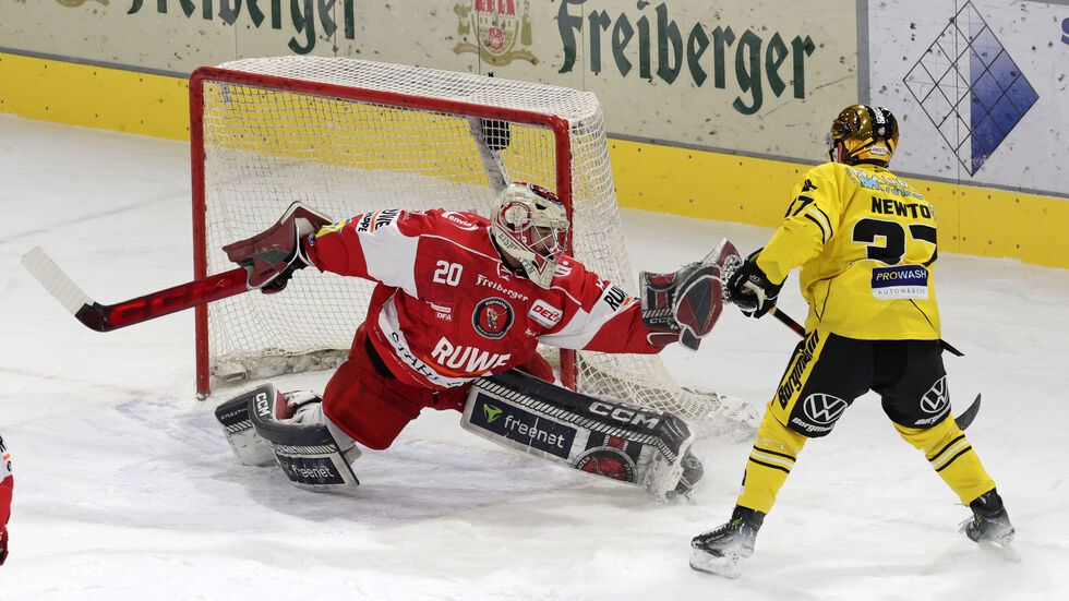 Für das Spiel gegen Krefeld rückte Christian Schneider für Kevin Reich zwischen die Pfosten des Eispiraten-Tors.
