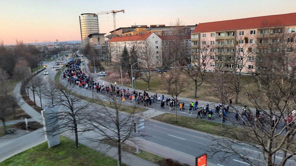 Teilnehmer der Demonstration auf der Ammonstraße in Dresden.