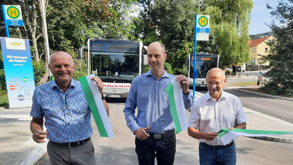 v.l.n.r.: Hans-Jürgen Pfeiffer (Geschäftsführer ZVON) / Markus Michauk (Bürgermeister Großpostwitz) / Johannes Wilhelm (Inhaber Omnibusbetrieb Siegfried Wilhelm)