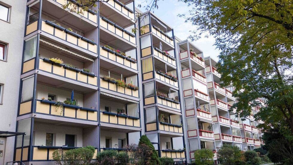 Der Beschuldigte sprang aus diesem Wohngebäude auf der Georg-Palitzsch-Straße in Prohlis aus dem fünften Stock.