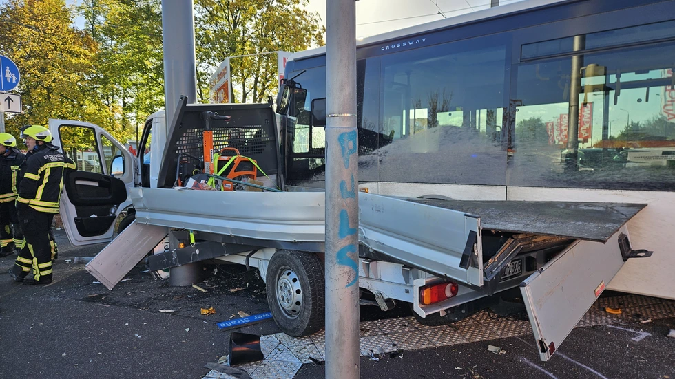 Bus und Transporter sind stark beschädigt.