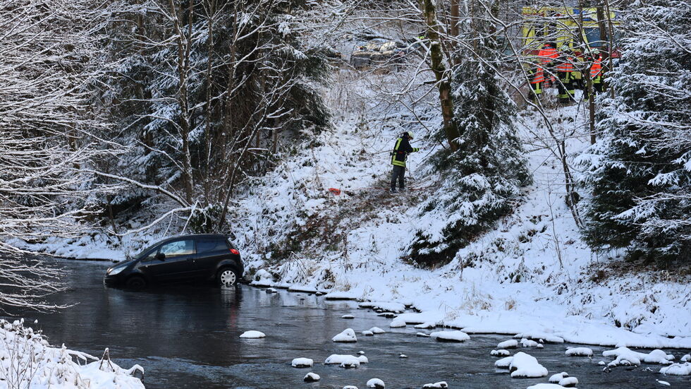 Ersthelfer brachten die Frau in Sicherheit, sie wurde vor Ort medizinisch versorgt.