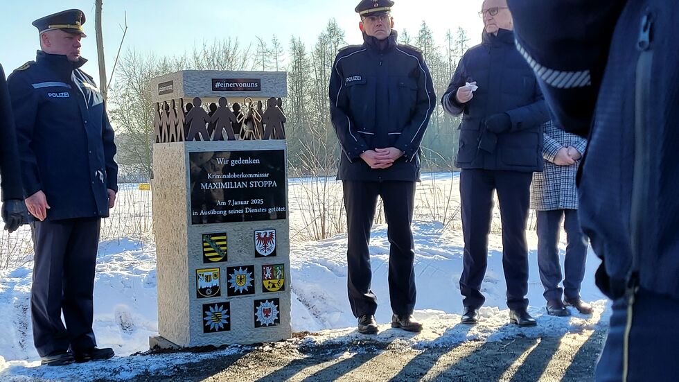 Vor einer Woche jährte sich zum ersten Mal der Todestag von Maximilian Stoppa. Ihm zu Ehren wurde ein Gedenkstein aufgestellt. Vor einer Woche jährte sich zum ersten Mal der Todestag von Maximilian Stoppa. Ihm zu Ehren wurde ein Gedenkstein aufgestellt.