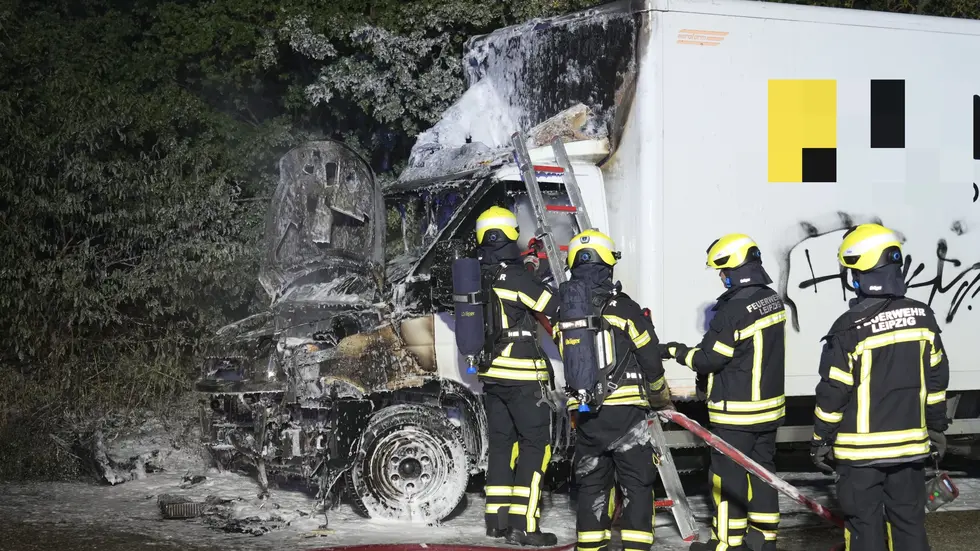 Der Transporter ist im vorderen Bereich völlig ausgebrannt. Der Transporter ist im vorderen Bereich völlig ausgebrannt.