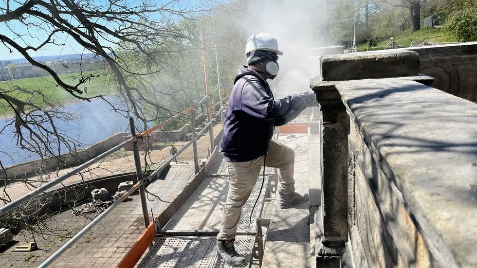 Vom tollen Elbblick hat dieser Steinmetz beim Arbeiten wenig