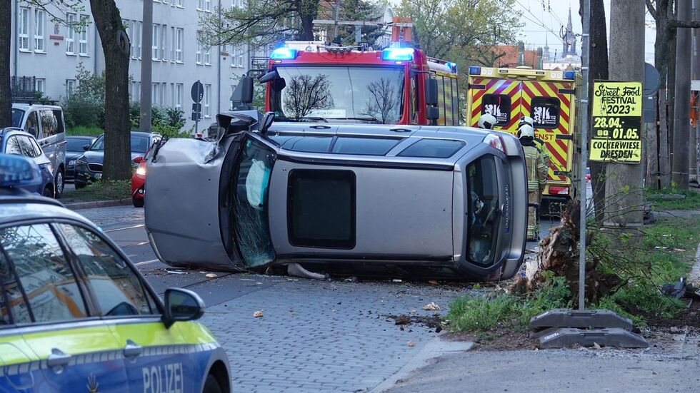 Auf der Königsbrücker Straße liegt ein Auto quer und sorgt für Stau. 