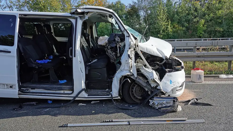 Die vier Insassen im Kleintransporter wurden schwer verletzt