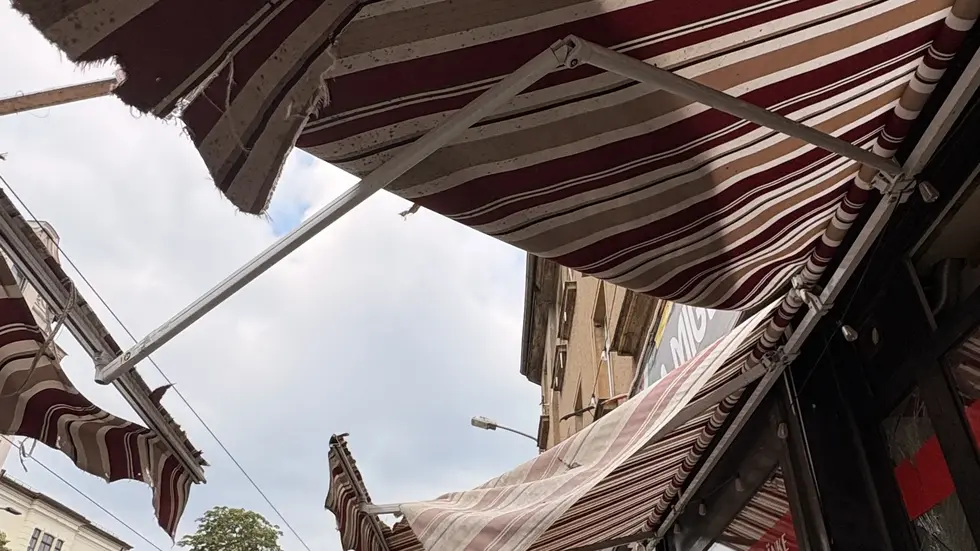 Durch die Explosion wurde auch die Außenmarkise der Pizzeria zerstört.
