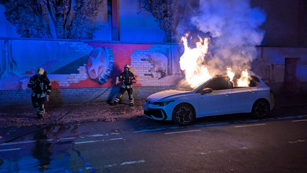 Aus bisher ungeklärten Gründen geriet der geparkte VW Golf in Brand.
