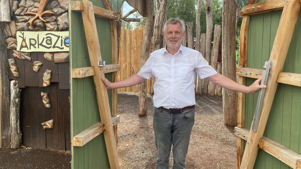 Hereinspaziert. Park-Chef Günther Ziegler (76) an einem der vier Eingangstore zu seinem Freizeitpark "Arkazien" in Grimma, Ortsteil Beiersdorf.