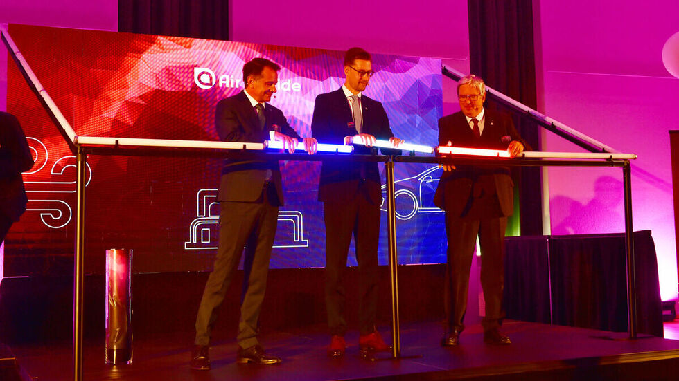  V.l. Jürgen Fuchs, Vorsitzender der Geschäftsführung der BASF Schwarzheide GmbH, Sebastian Jureczek, Vorsitzender der Geschäftsführung Air Liquide Deutschland, Dr. Jörg Steinbach, Minister für Wirtschaft, Arbeit und Energie des Landes Brandenburg.