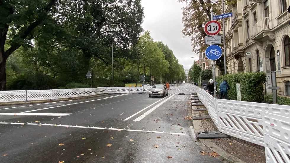 In beide Richtungen wurden Fahrspuren für Radfahrer auf die Straße gemalt. In beide Richtungen wurden Fahrspuren für Radfahrer auf die Straße gemalt.