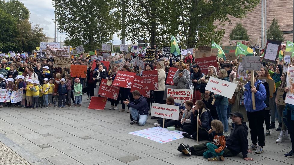 Blick in die bunte Demo mit vielen Transparenten.