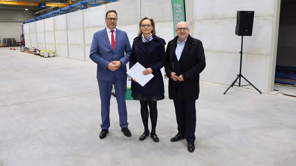 Wirtschaftminister Dirk Panter, Railbeton-Chefin Annegret Haas und der Chemnitzer OB Sven Schulze (v.l.) bei der Übergabe des Fördermittel-Schecks.