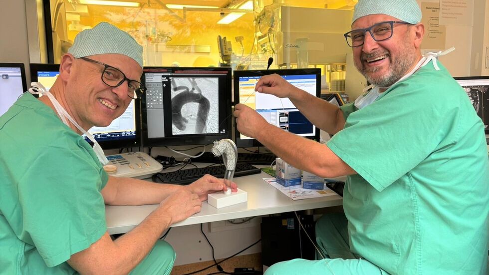 Dr. Thomas Grube (links), Leitender Oberarzt der Gefäßchirurgie in der Klinik für Thorax-, Gefäß- und endovaskuläre Chirurgie, und Dr. Sven Seifert (rechts), Chefarzt der Klinik für Thorax-, Gefäß- und endovaskuläre Chirurgie, im Hybrid-OP mit dem Stentgraft. Dr. Thomas Grube (links), Leitender Oberarzt der Gefäßchirurgie in der Klinik für Thorax-, Gefäß- und endovaskuläre Chirurgie, und Dr. Sven Seifert (rechts), Chefarzt der Klinik für Thorax-, Gefäß- und endovaskuläre Chirurgie, im Hybrid-OP mit dem Stentgraft.