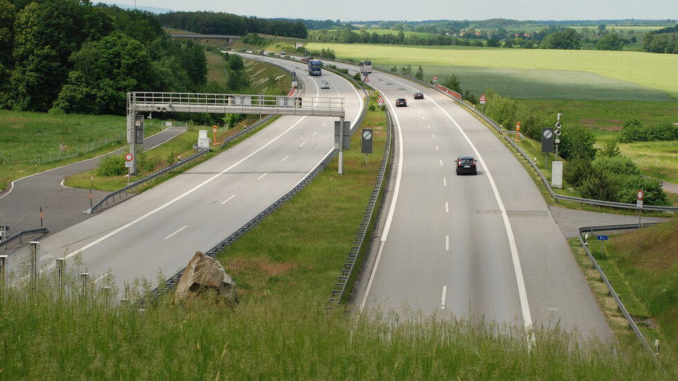 Die Polizei hat zwei Kinder von der Autobahn nach Hause gebracht. (Symbolbild)