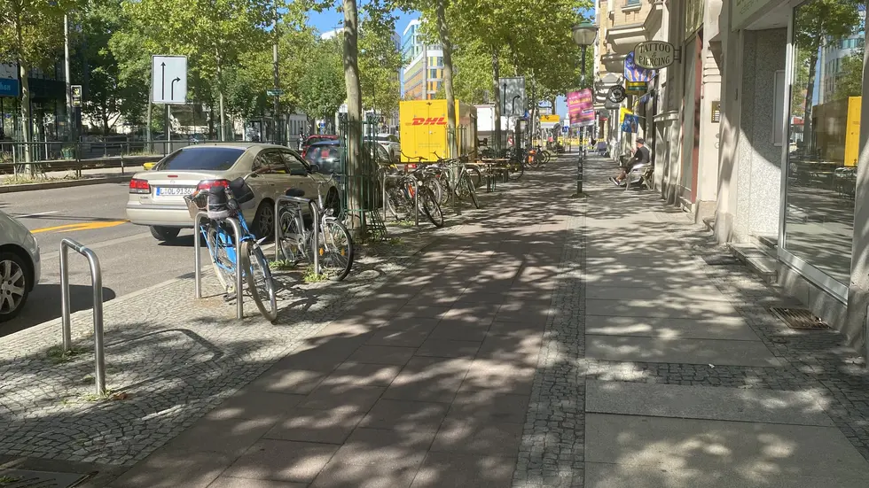 Angeblich reicht der Platz auf diesem etwa vier Meter breiten Weg (ohne Fahrradstellplätze) nicht für Radfahrer und Fußgänger. Angeblich reicht der Platz auf diesem etwa vier Meter breiten Weg (ohne Fahrradstellplätze) nicht für Radfahrer und Fußgänger.