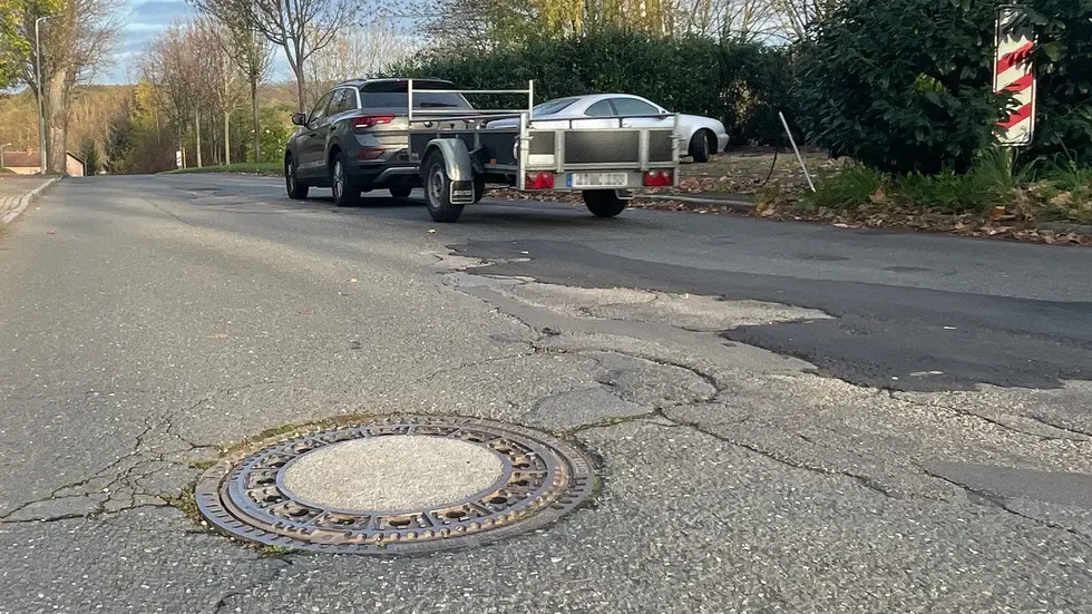 Risse im Straßenbelag sind die Vorboten von Schlaglöchern