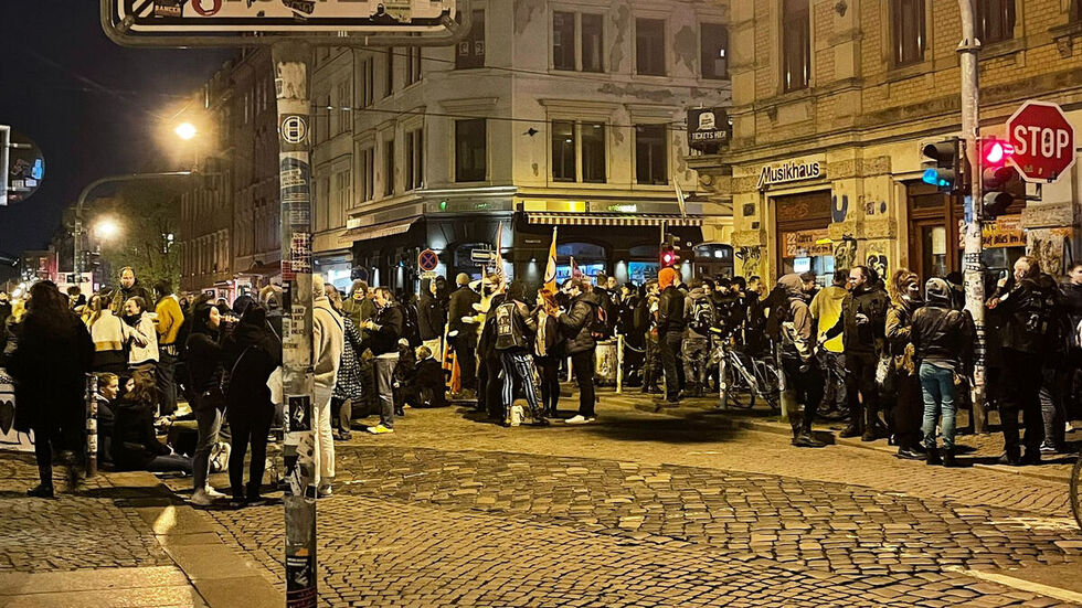 Zahlreiche Menschen demonstrieren im April am sogenannten "Assi-Eck" gegen das Alkoholverbot. 