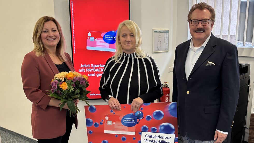Gewinnerin Denise Modes (Mitte) mit Geschäftsstellenleiterin Isabel Hempel und Sparkassen-Vorstand Andreas Fohrmann. Gewinnerin Denise Modes (Mitte) mit Geschäftsstellenleiterin Isabel Hempel und Sparkassen-Vorstand Andreas Fohrmann.