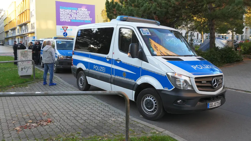 Polizeikräfte am Einsatzort auf der Seeburgstraße im Leipziger Zentrum-Südost. Polizeikräfte am Einsatzort auf der Seeburgstraße im Leipziger Zentrum-Südost.