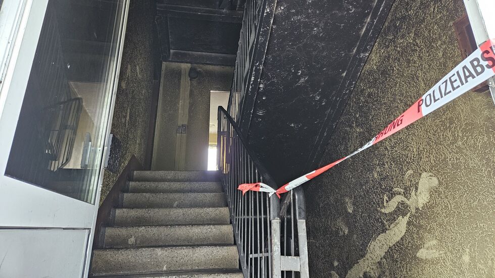 Das Treppenhaus in dem Plattenbau wurde bei dem Brand großflächig verrußt.
