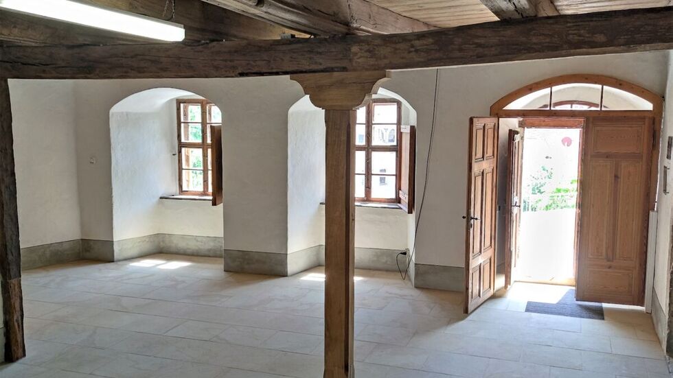 Blick in die Haushalle mit neuem Sandsteinboden und ertüchtigten Holzbalkendecken.