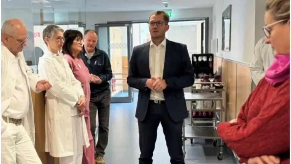 Der Geschäftsführer des Erzgebirgsklinikums, Marcel Koch (Mitte), bei seiner Ansprache zur Einweihung der neuen Station am Mittwoch in Annaberg. Der Geschäftsführer des Erzgebirgsklinikums, Marcel Koch (Mitte), bei seiner Ansprache zur Einweihung der neuen Station am Mittwoch in Annaberg.