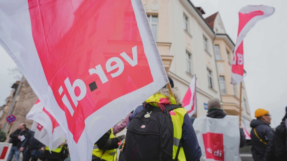 Am Donnerstag demonstrierten wieder zahlreiche Menschen, meist Erzieher, u.a. in Meißen vor dem Landratsamt.