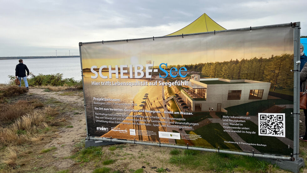 Plakate weisen auf das Bauprojekt hin.