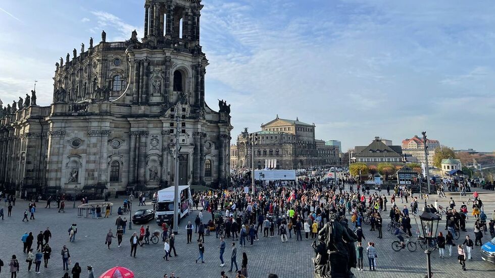 Eine der angemeldeten Demonstrationen am Samstagnachmittag vor der Hofkirche.
