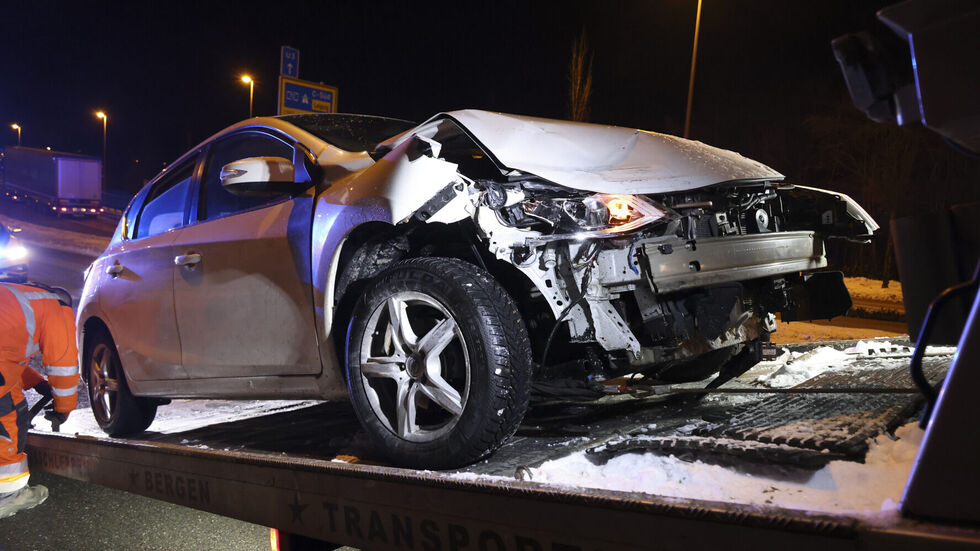 Der demolierte Nissan auf dem Abschlepper.