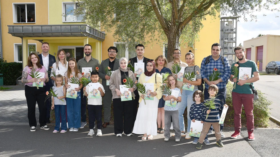 Landrat Marcel Schmidt (2.v.l.) mit den neuen  Staatsbürgern beim gemeinsamen Gruppenfoto vor dem Ordnungsamt des Landkreises in Herzberg (Elster).