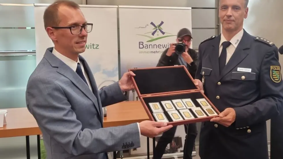 Bürgermeister von bannewitz Heiko Wersig und Polizeisprecher Thomas Geithner halten die 10 Goldunzen in den Händen Bürgermeister von bannewitz Heiko Wersig und Polizeisprecher Thomas Geithner halten die 10 Goldunzen in den Händen