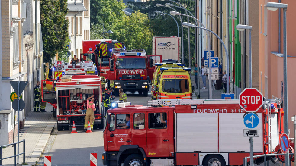 Ein Großaufgebot von Feuerwehr und Rettungskräften steht in der Albertstraße. 