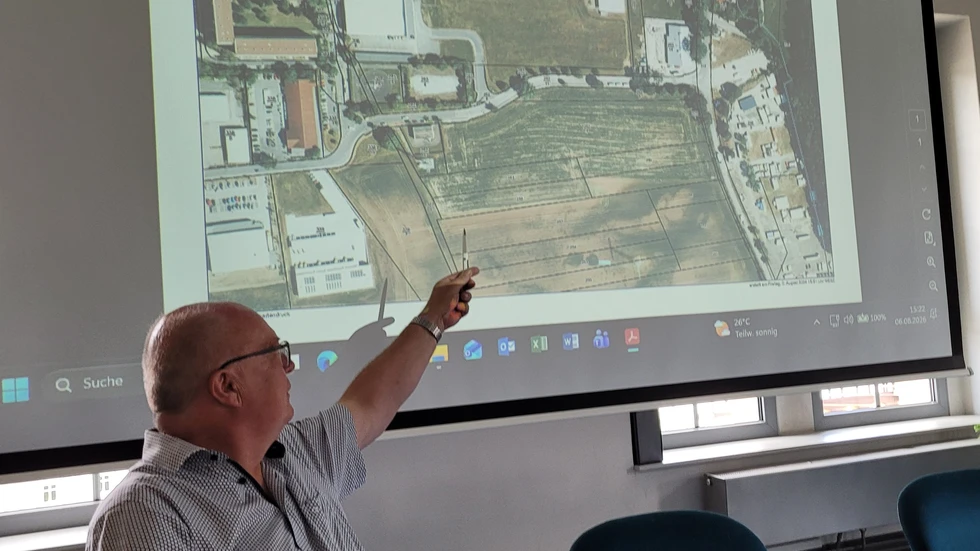 Bürgermeister Thomas Martolock: Hier ist Platz für ein Zentrum für angewandte Forschung und Technologie. Bürgermeister Thomas Martolock: Hier ist Platz für ein Zentrum für angewandte Forschung und Technologie.