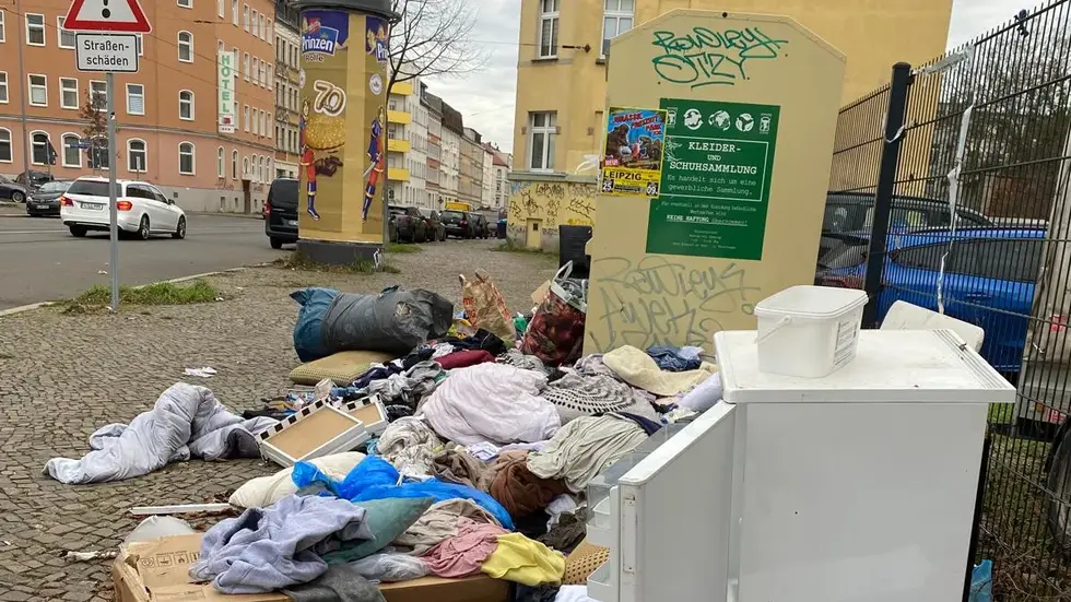 Ein zuletzt oft typisches Bild in Leipzig: Neben einem Altkleider-Container lagern Leute illegal Müll ab - hier an der Ecke Georg-Schumann-/Toskastraße