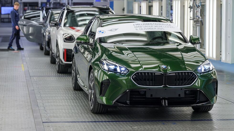 Im Dezember war der letzte Rekord gefeiert worden: Dieser grüne BMW lief als 4-millionstes Fahrzeug nach 20 Jahren Serienproduktion vom Band. Im Dezember war der letzte Rekord gefeiert worden: Dieser grüne BMW lief als 4-millionstes Fahrzeug nach 20 Jahren Serienproduktion vom Band.